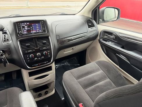 Used 2018 Dodge Grand Caravan SE w/ UConnect Hands-Free Group image 29