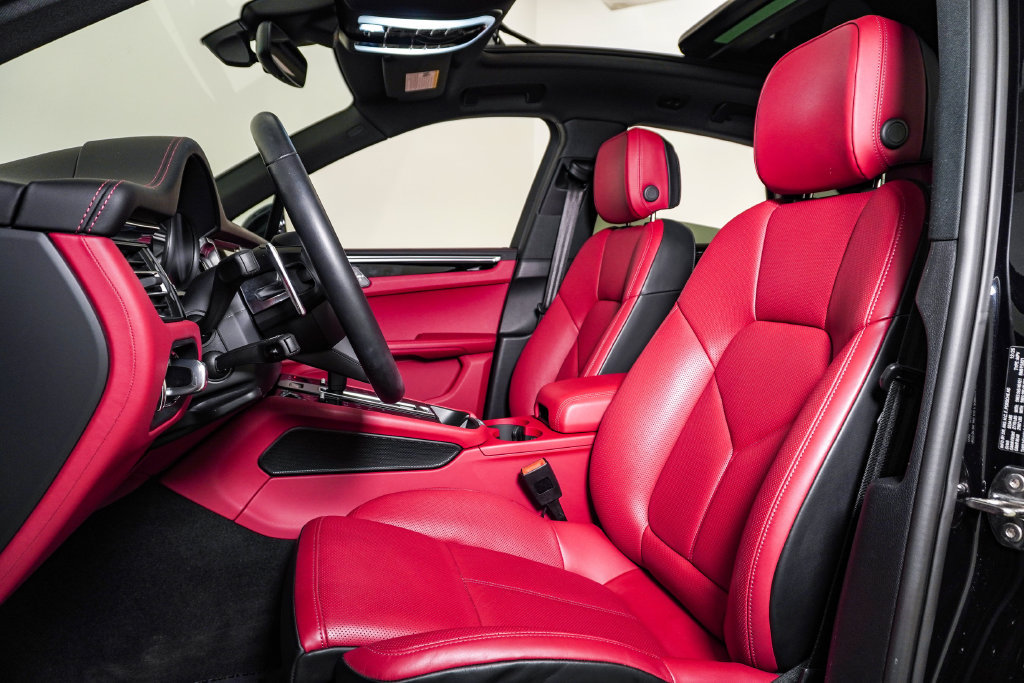 Certified 2026 Porsche Macan AWD/4WD image 5