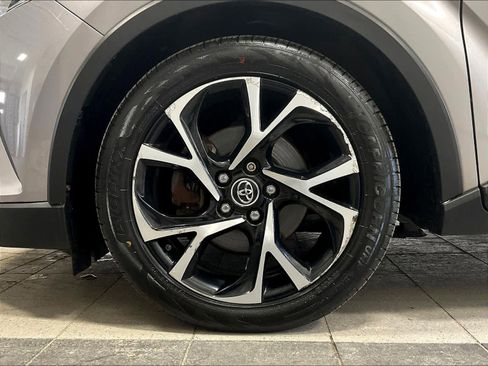 Used 2019 Toyota C-HR XLE image 7