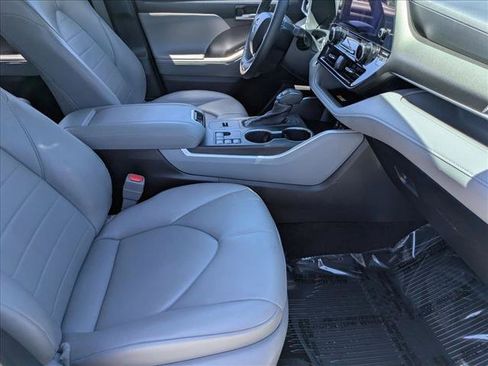 Used 2024 Toyota Highlander XLE FWD image 19