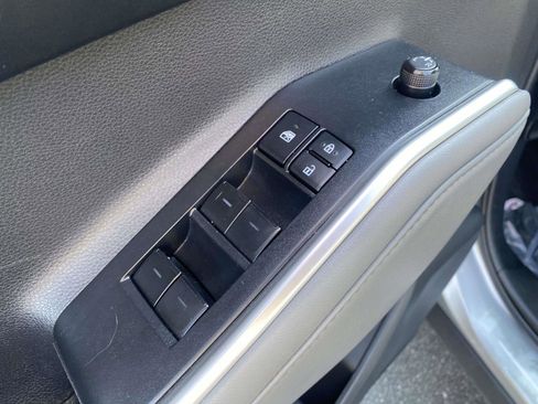 Used 2022 Toyota Highlander L image 19