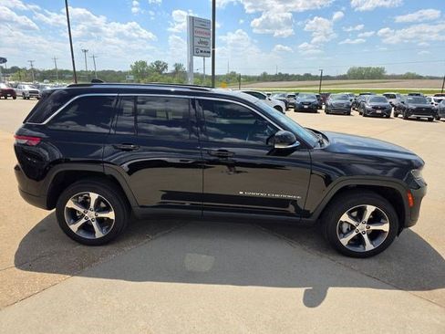 Certified 2023 Jeep Grand Cherokee Limited w/ Trailer Tow Prep Group (B) AWD/4WD image 9