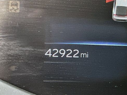 Used 2024 Toyota Prius LE FWD image 19