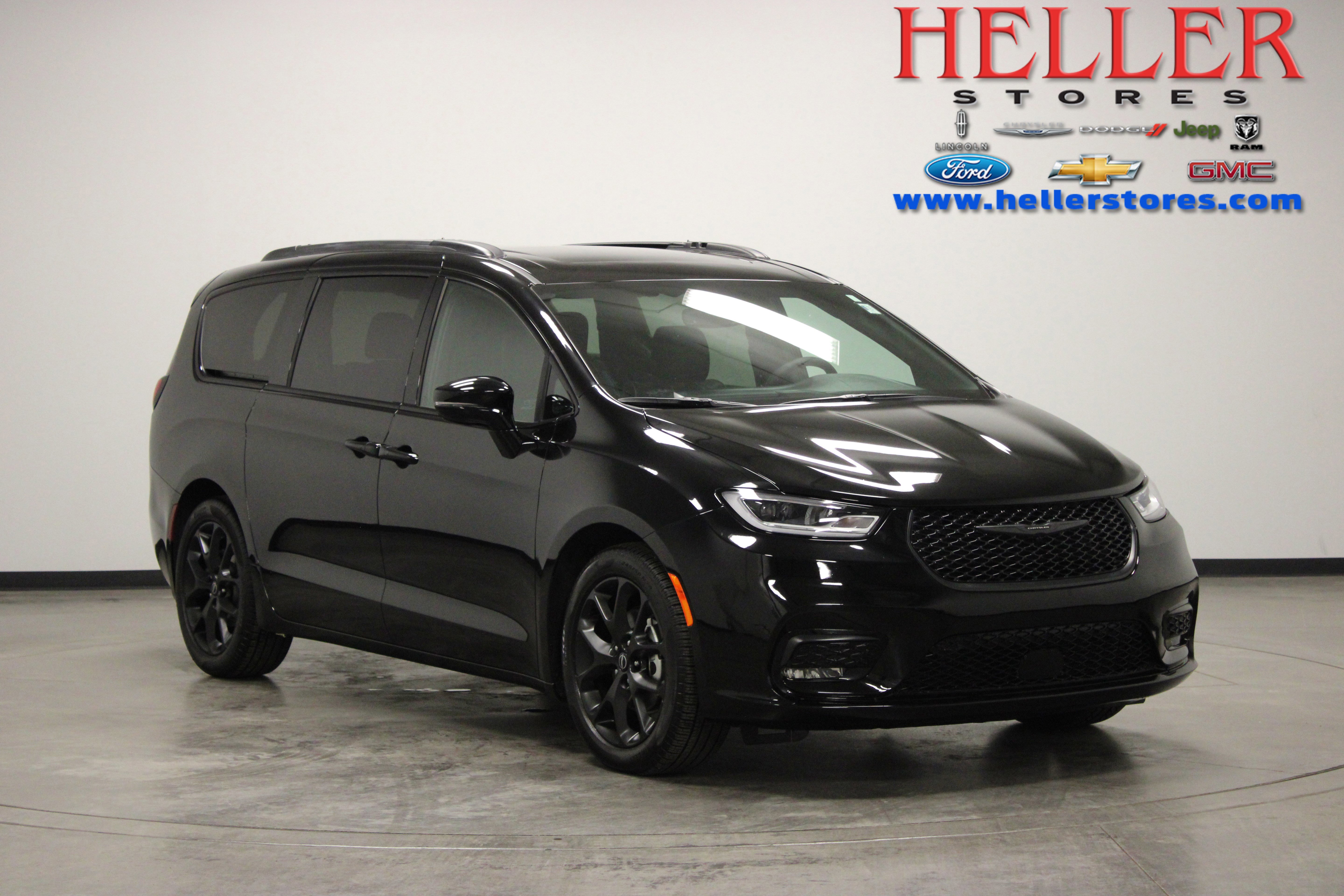 Used 2026 Chrysler Pacifica Limited w/ S Appearance Package FWD image 1