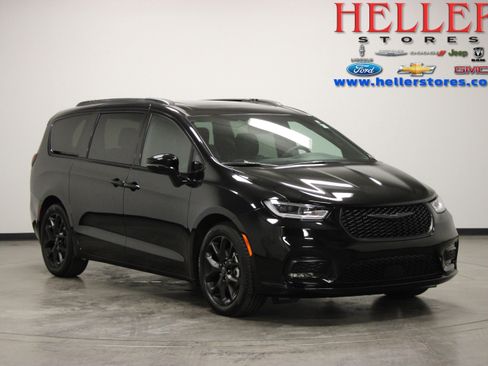 Used 2026 Chrysler Pacifica Limited w/ S Appearance Package FWD image 1