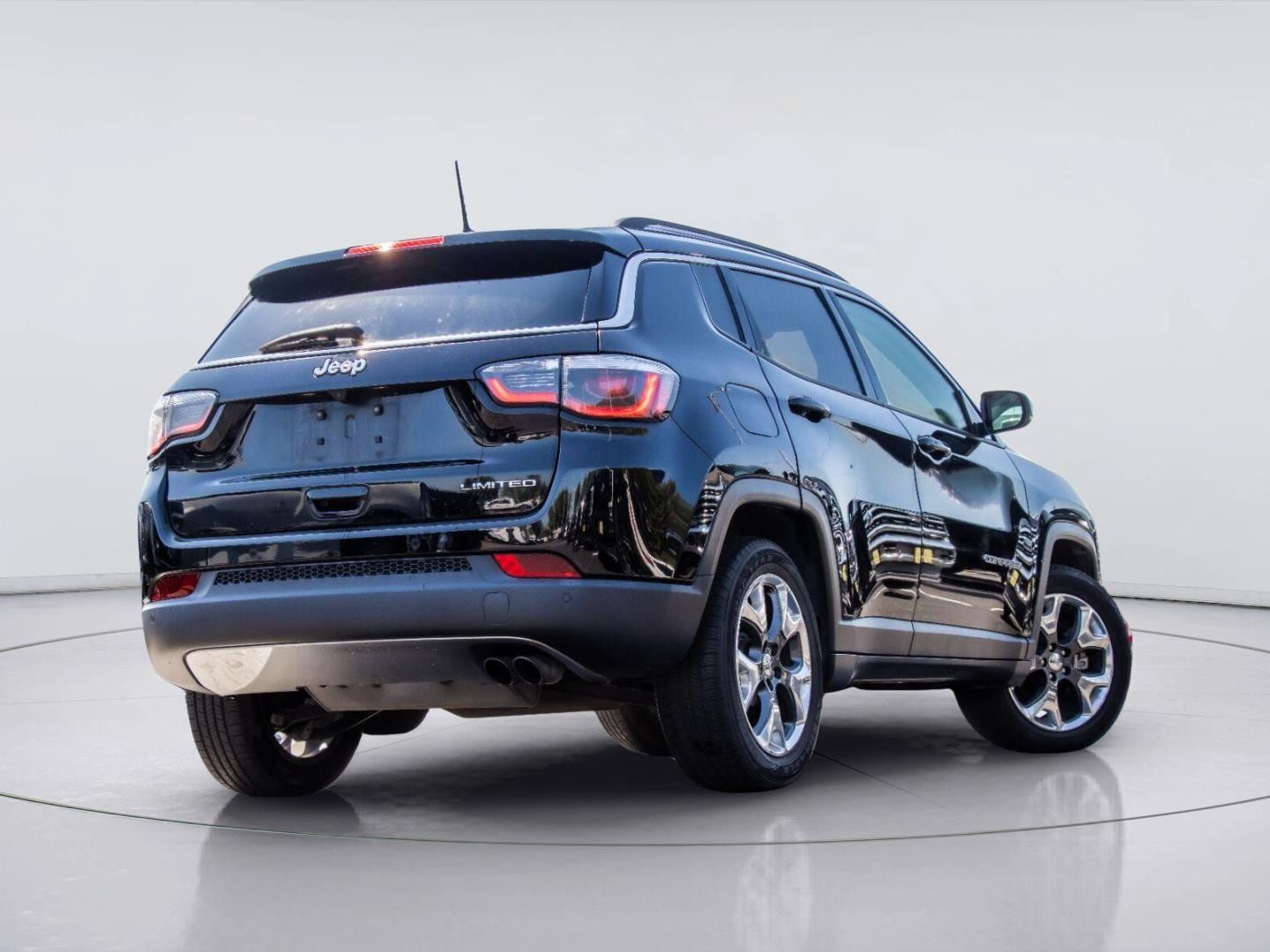 Used 2018 Jeep Compass Limited w/ Navigation Group FWD image 4