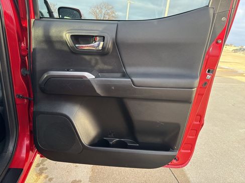 Used 2018 Toyota Tacoma TRD Sport image 19