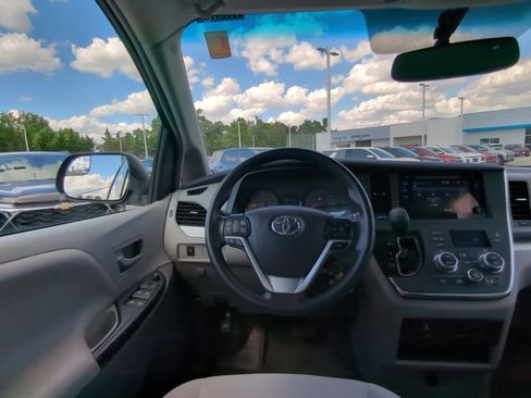 Used 2017 Toyota Sienna LE AWD/4WD image 16