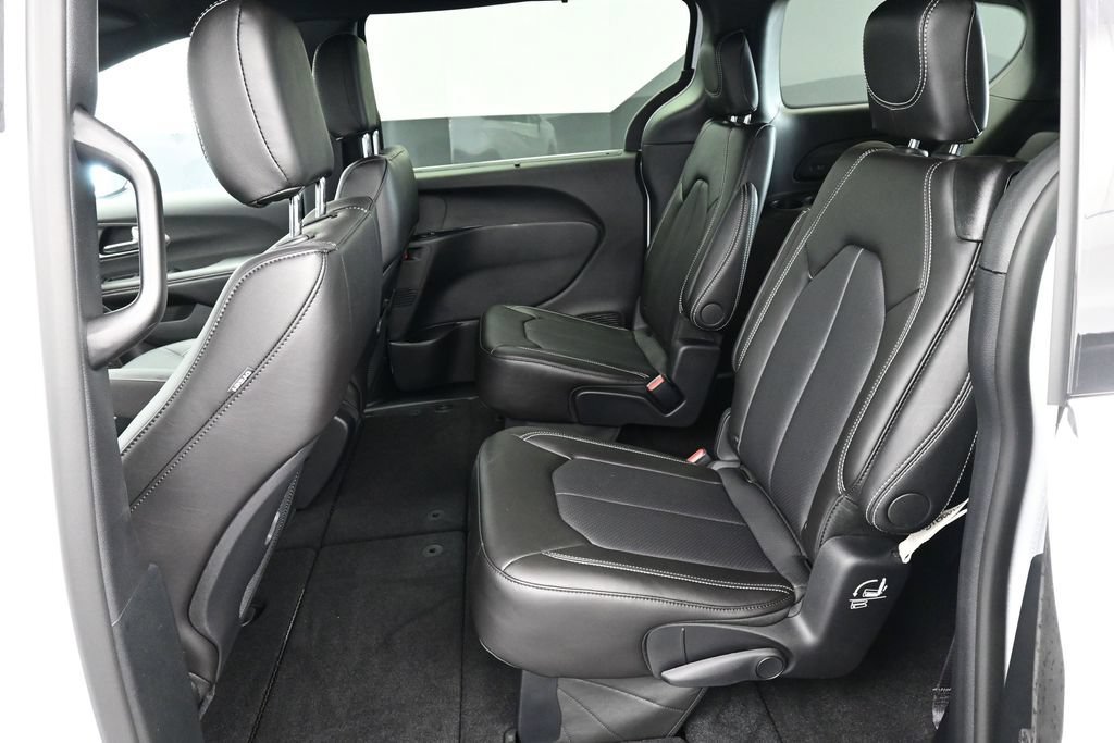 New 2027 Chrysler Pacifica Select w/ Family Tech Group AWD/4WD image 11