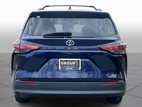 Used 2022 Toyota Sienna XLE image 5