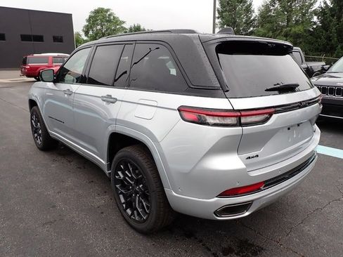 New 2025 Jeep Grand Cherokee Summit image 2