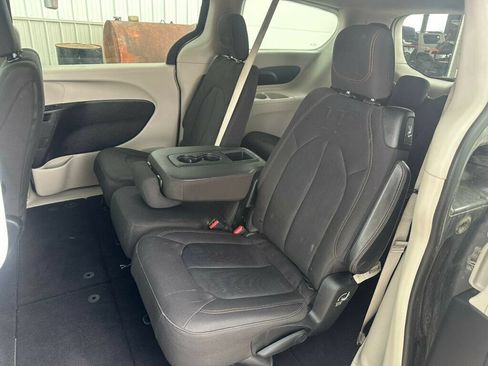 Used 2017 Chrysler Pacifica Touring FWD image 12