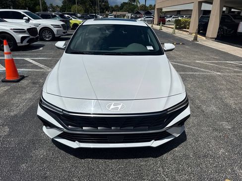 Certified 2025 Hyundai Elantra SEL FWD image 11