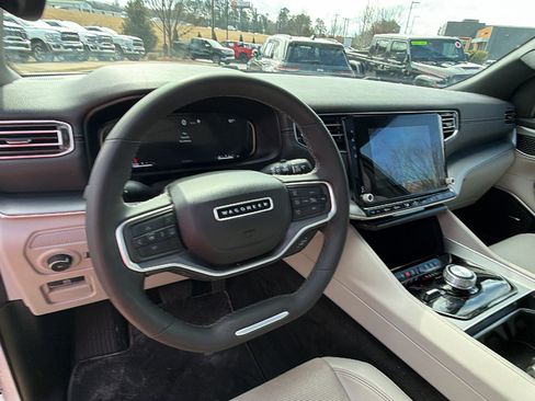 Used 2025 Jeep Wagoneer 4WD w/ Premium Group I image 27
