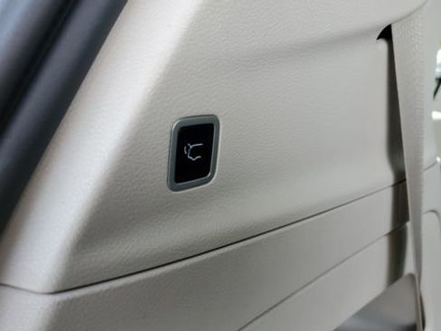 Certified 2023 Chrysler Pacifica Touring-L AWD/4WD image 30