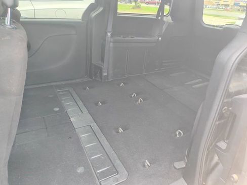 Used 2016 Dodge Grand Caravan SE FWD image 8