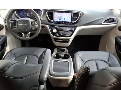 Used 2024 Chrysler Pacifica Touring-L image 24