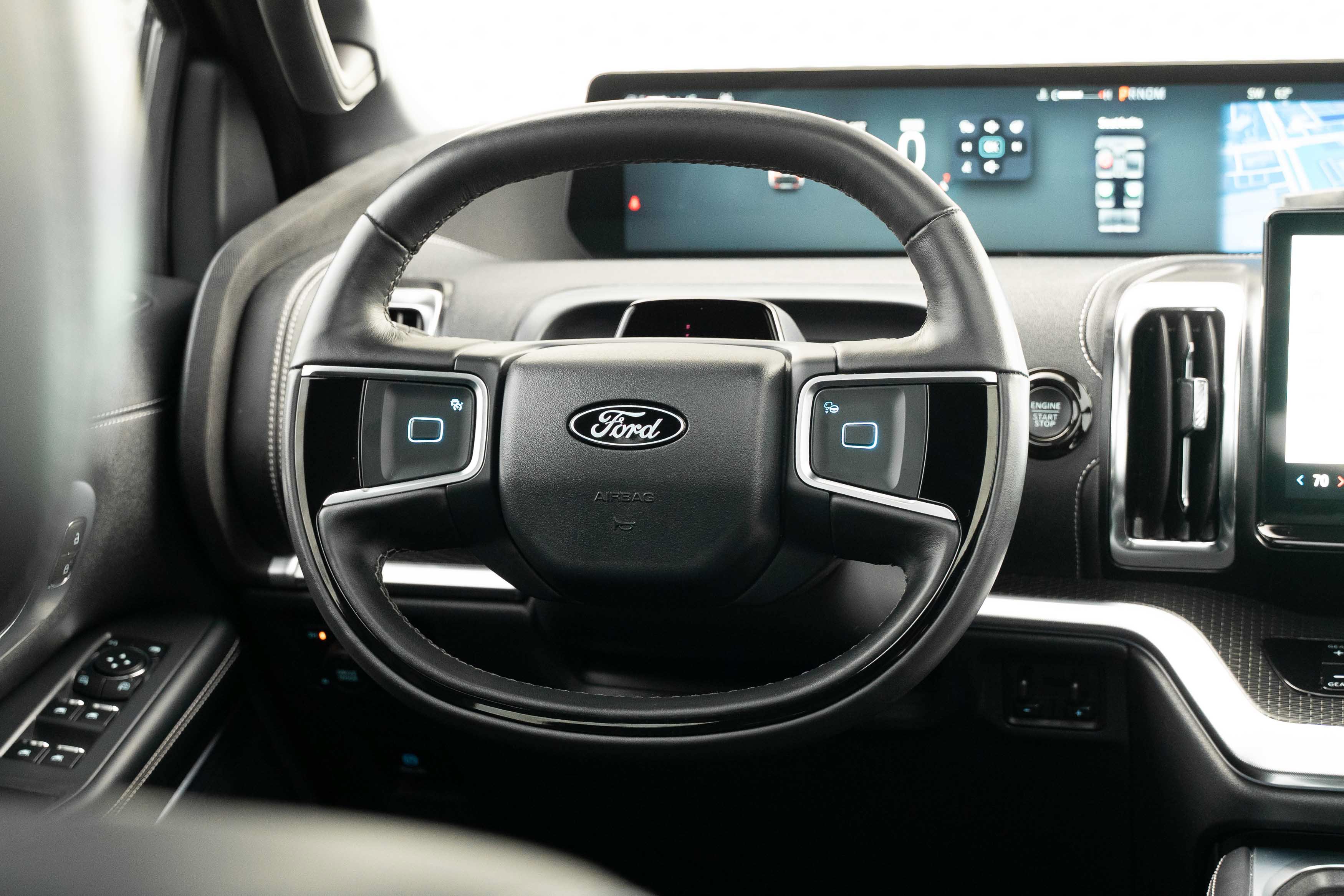 Used 2025 Ford Expedition Platinum w/ Stealth Performance Package AWD/4WD image 9
