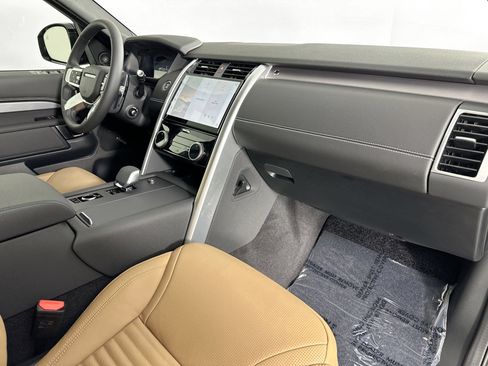 Used 2025 Land Rover Discovery Dynamic SE image 27
