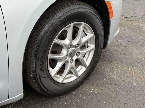 Used 2024 Chrysler Pacifica Touring-L image 9