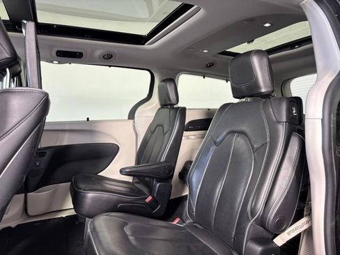 Used 2019 Chrysler Pacifica Limited w/ Tire & Wheel Group FWD image 31