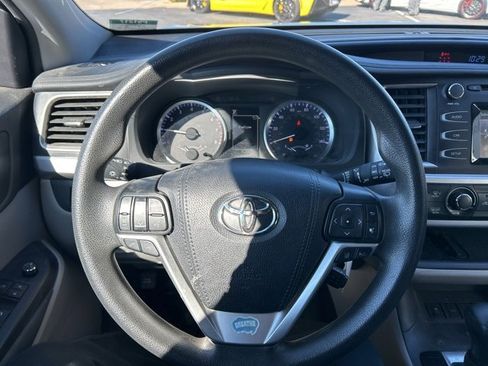 Used 2019 Toyota Highlander LE image 11