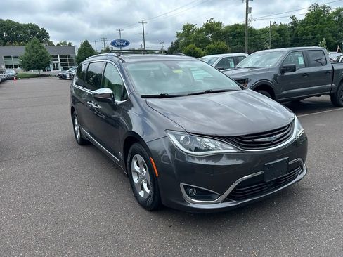 Used 2017 Chrysler Pacifica Platinum FWD image 3