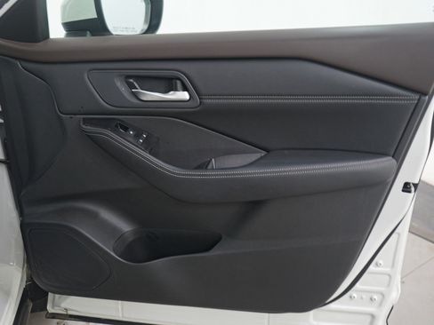 Used 2023 Nissan Rogue SV w/ SV Premium B Package image 12