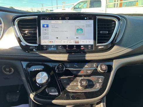 New 2026 Chrysler Pacifica Limited w/ Uconnect Theater Family Group image 14