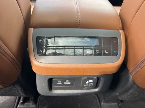 Used 2024 Nissan Pathfinder Platinum image 19