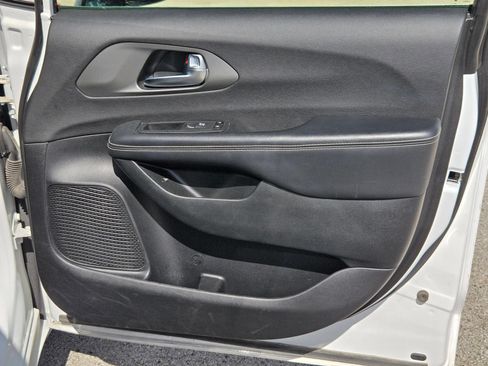 Used 2025 Chrysler Pacifica Select FWD image 27