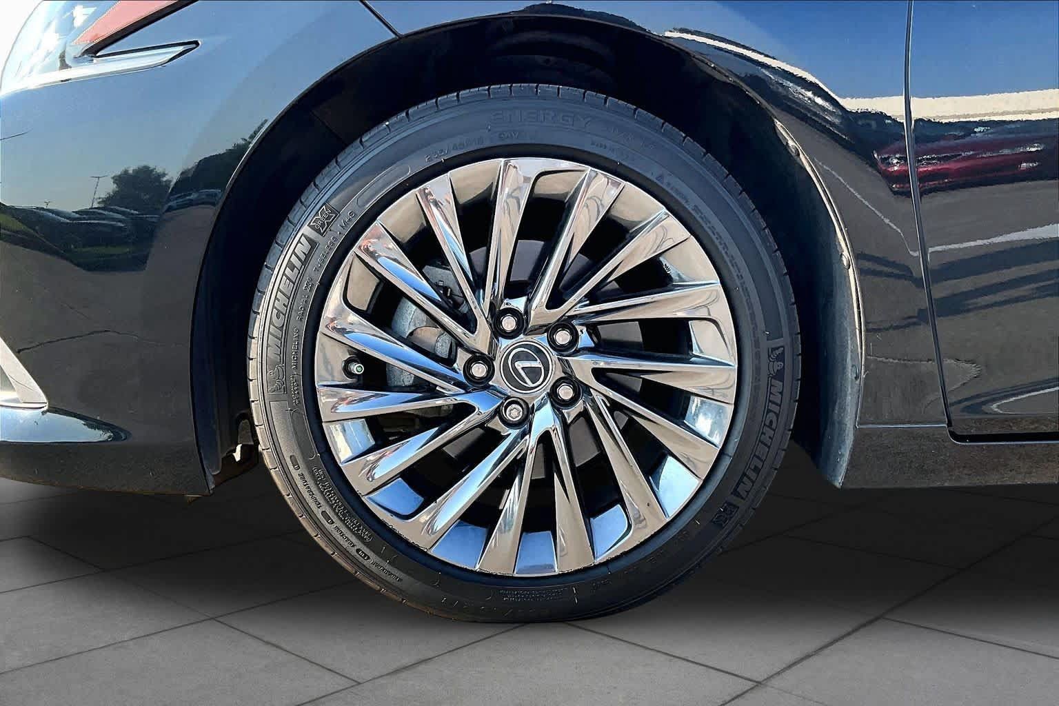 Used 2024 Lexus ES 350 Ultra Luxury w/ Accessory Package (Z2) FWD image 9