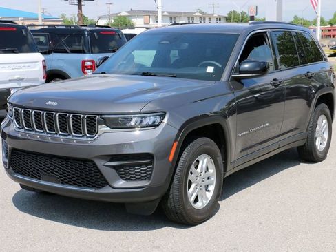 Used 2024 Jeep Grand Cherokee Laredo RWD image 2