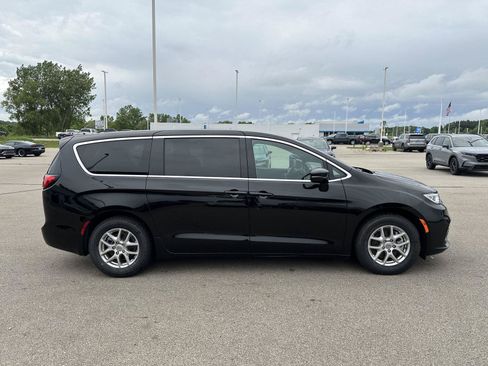 Used 2025 Chrysler Pacifica Select FWD image 7