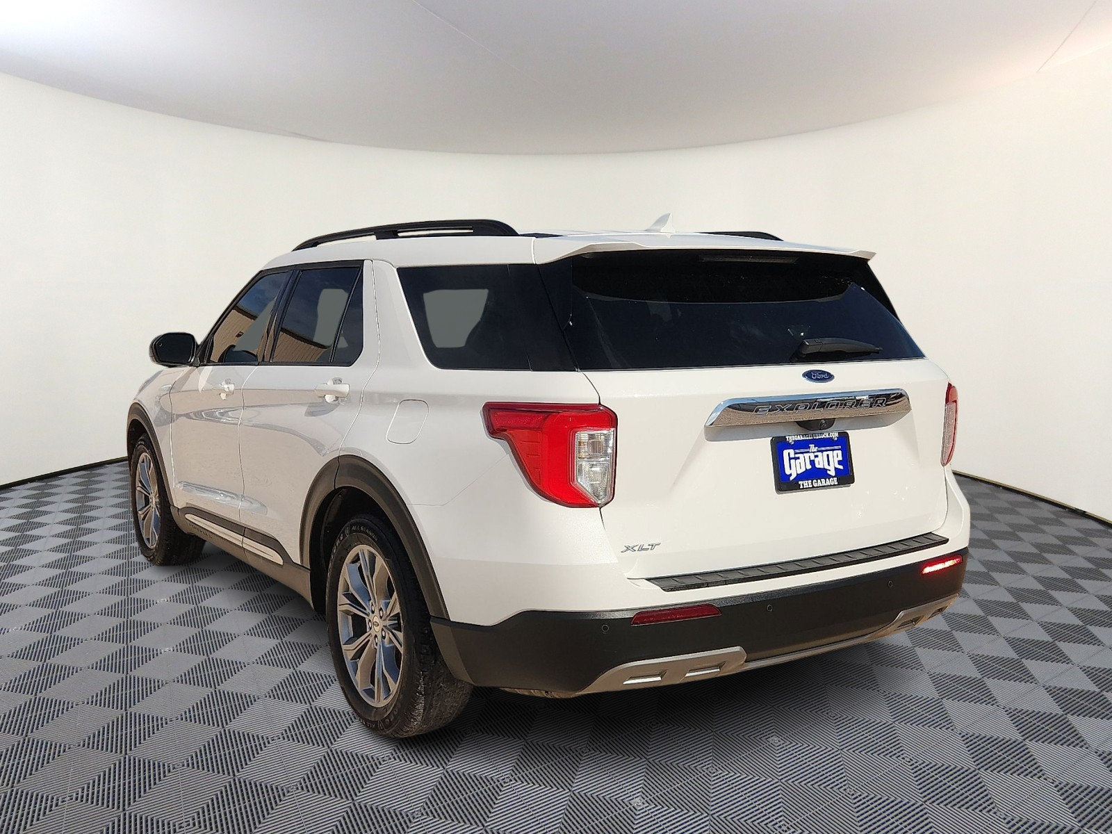 Used 2022 Ford Explorer XLT w/ Equipment Group 202A RWD image 3