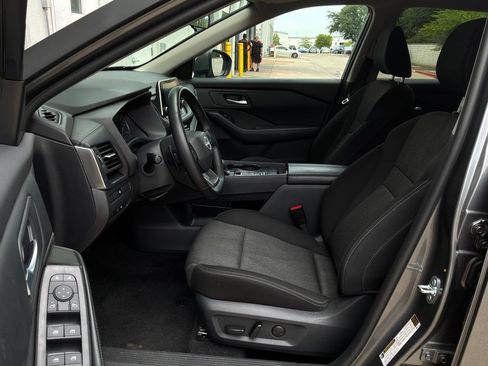 Used 2025 Nissan Rogue SV FWD image 10