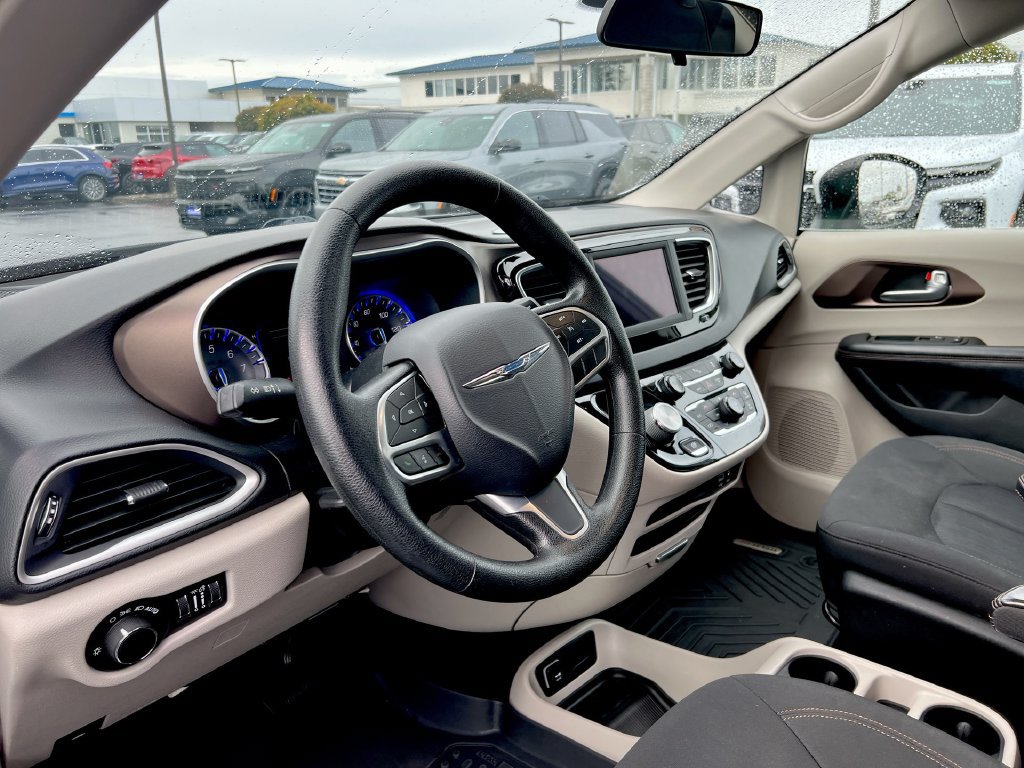 Used 2019 Chrysler Pacifica LX w/ Tire & Wheel Group FWD image 10