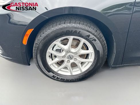 Used 2024 Chrysler Pacifica Touring-L FWD image 41