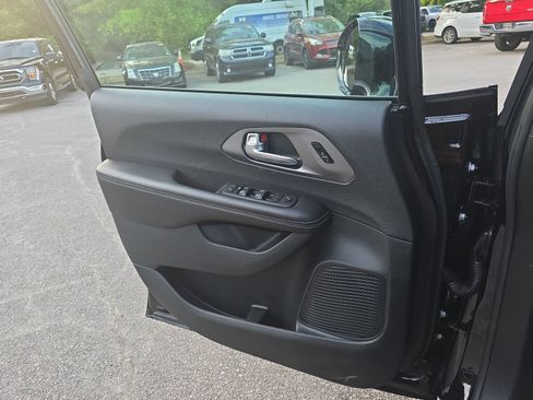 New 2026 Chrysler Pacifica Select FWD image 25