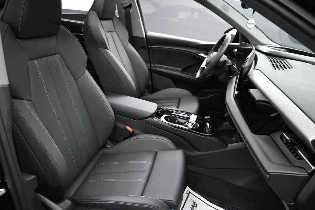 Used 2025 Audi Q6 e-tron Premium Plus w/ Premium Plus AWD/4WD image 30
