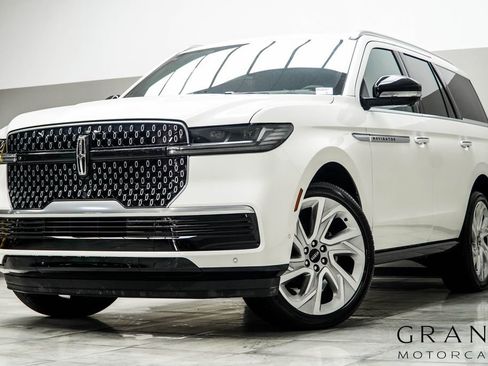 Used 2025 Lincoln Navigator Reserve image 1