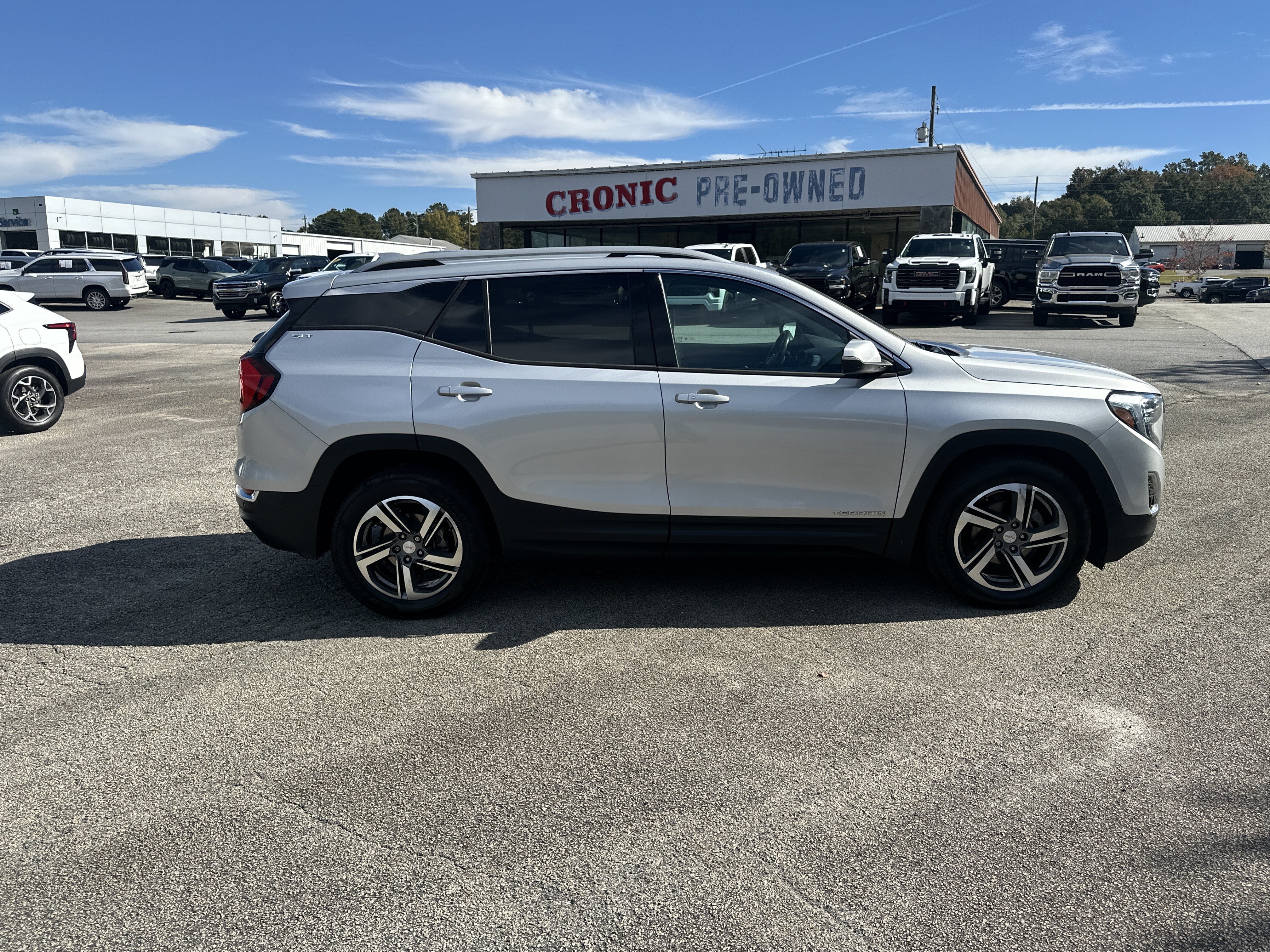 Used 2020 GMC Terrain SLT w/ Preferred Package FWD image 2