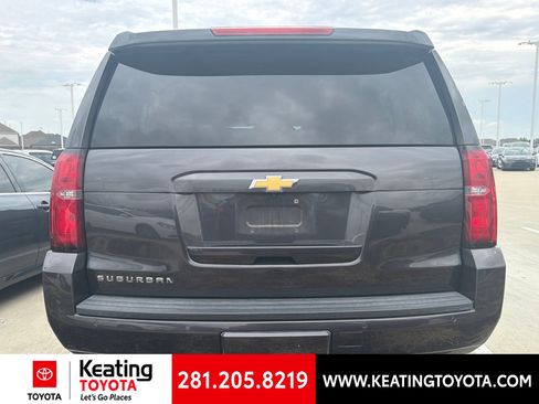 Used 2018 Chevrolet Suburban LT RWD image 4