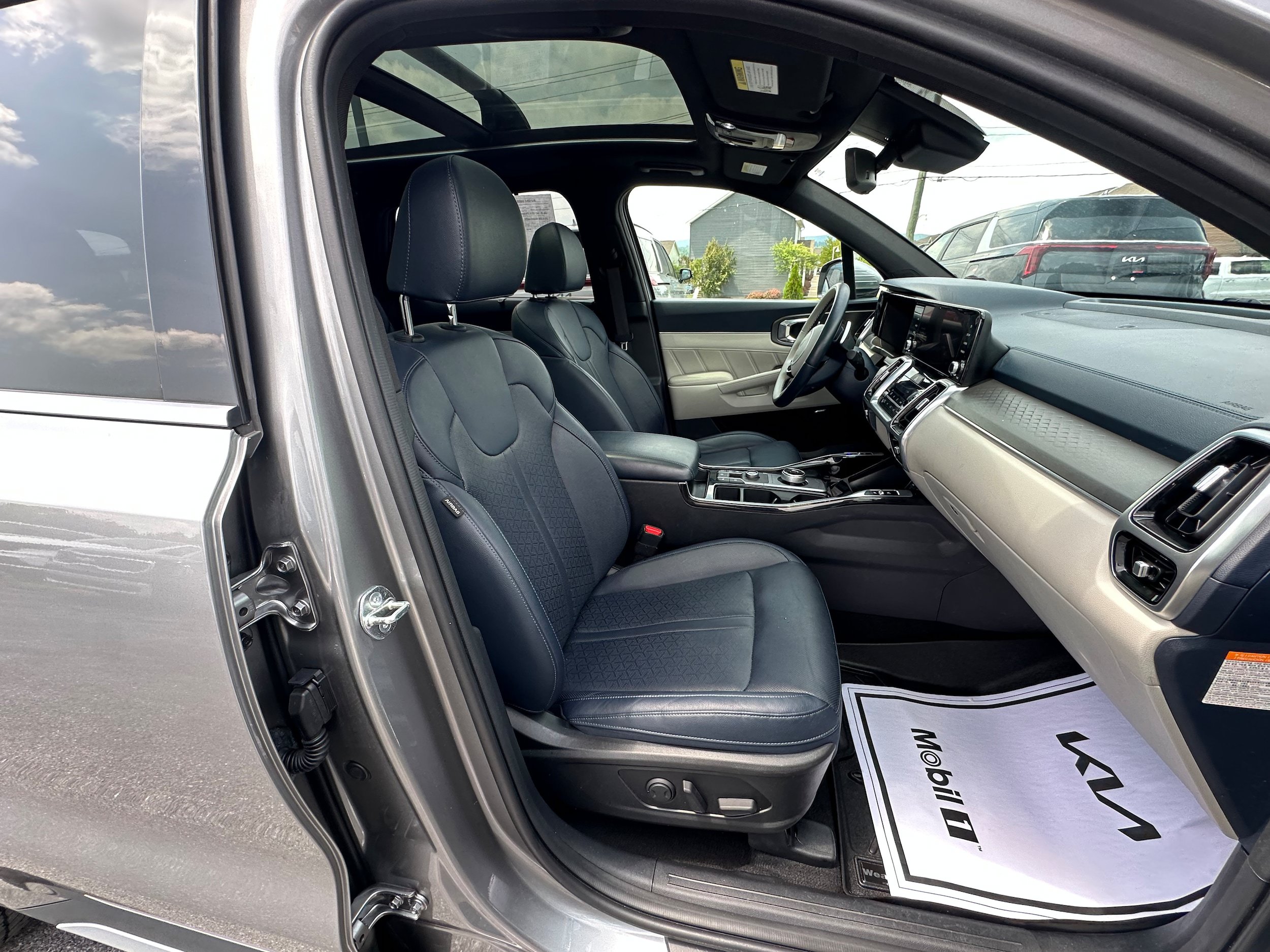Used 2023 Kia Sorento SX Prestige w/ Panoramic Sunroof Package AWD/4WD image 24