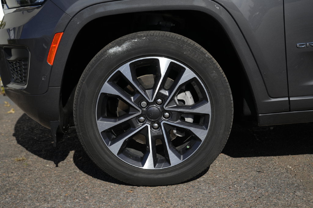 Used 2023 Jeep Grand Cherokee Overland AWD/4WD image 13