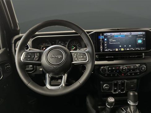 Used 2024 Jeep Wrangler Unlimited Sahara w/ Technology Group AWD/4WD image 5