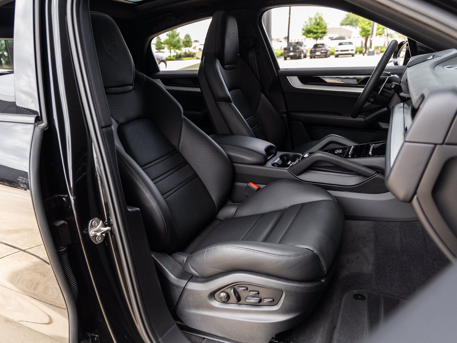 Certified 2025 Porsche Cayenne E-Hybrid Coupe AWD/4WD image 46