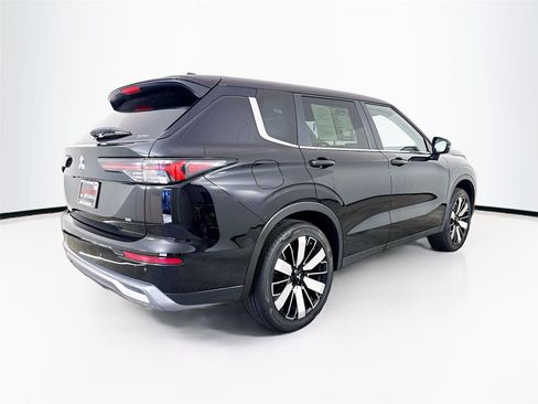 Used 2025 Mitsubishi Outlander SE image 7