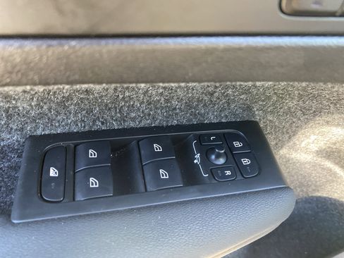 Used 2025 Volvo XC40 B5 Plus image 26