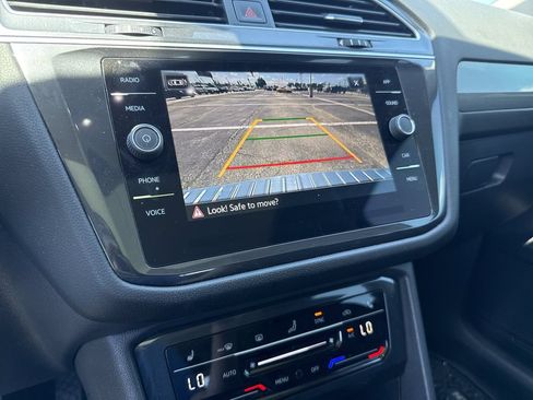 Used 2024 Volkswagen Tiguan SE w/ Panoramic Sunroof Package FWD image 19